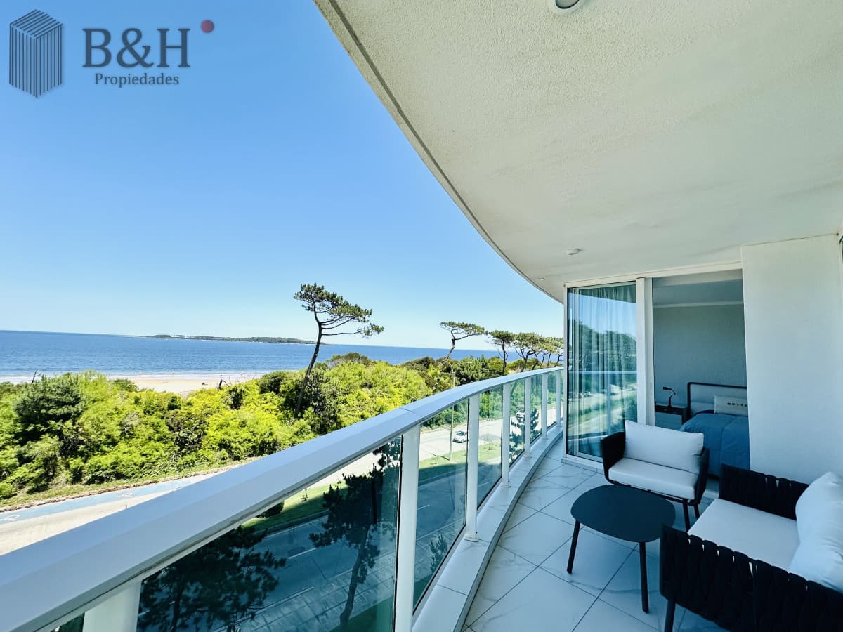 Apartamento Frente al Mar de 3 Dormitorios y Dependencia en Playa Mansa, Punta del Este