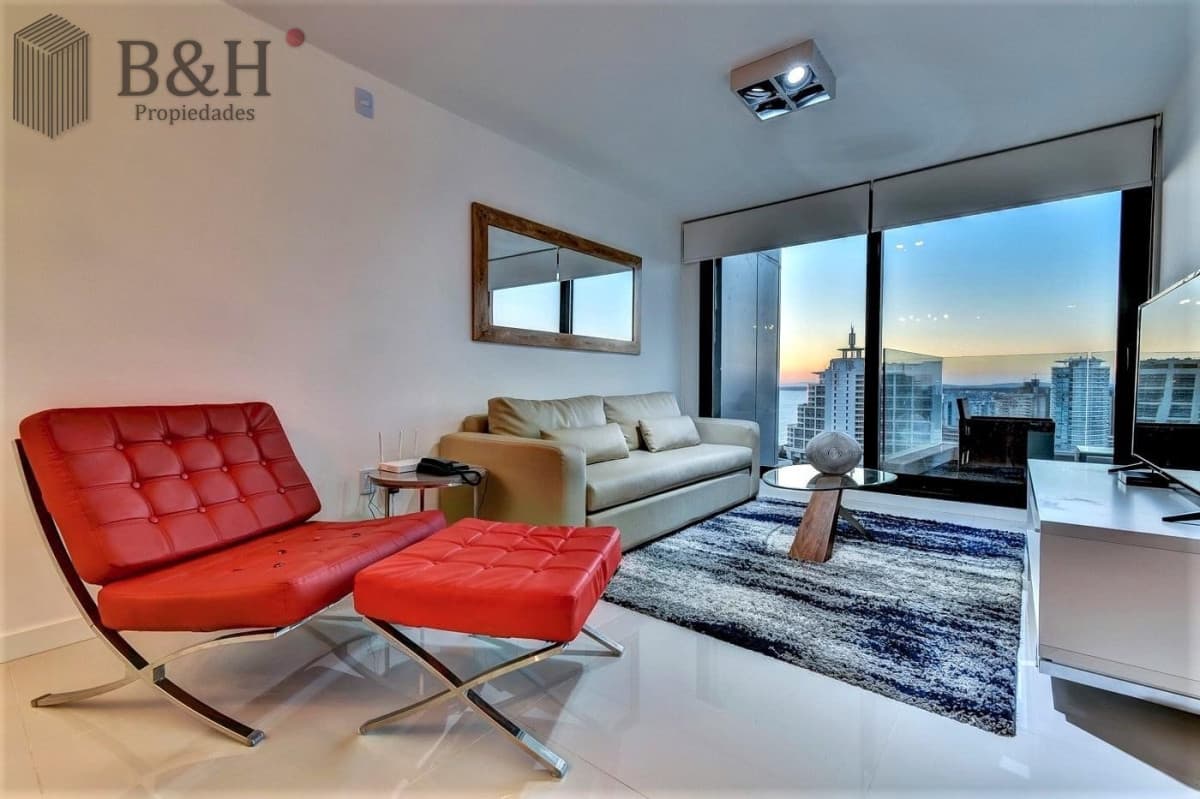 Alquiler temporario de apartamento de dos dormitorios con dos baños a pasos de la Playa y centro comercial, Punta del Este