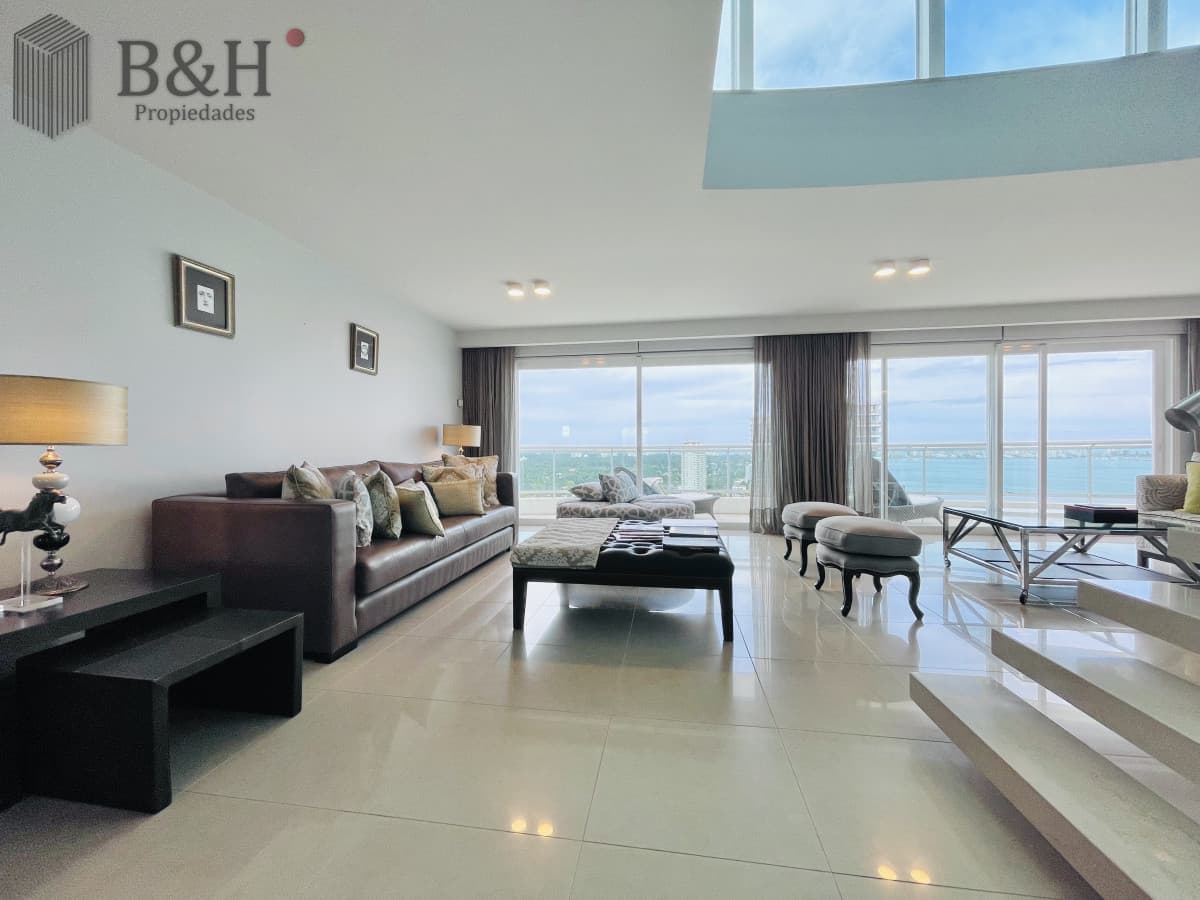 Lujoso Penthouse de 4 Dormitorios con Vista al Mar sobre Playa Mansa, Punta del Este