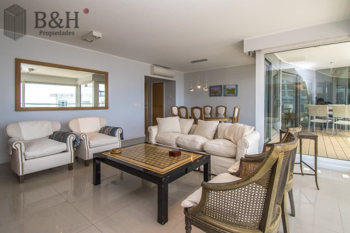 Excelente Apartamento de 2 Dormitorios y Dependencia de Servicio en Playa Mansa