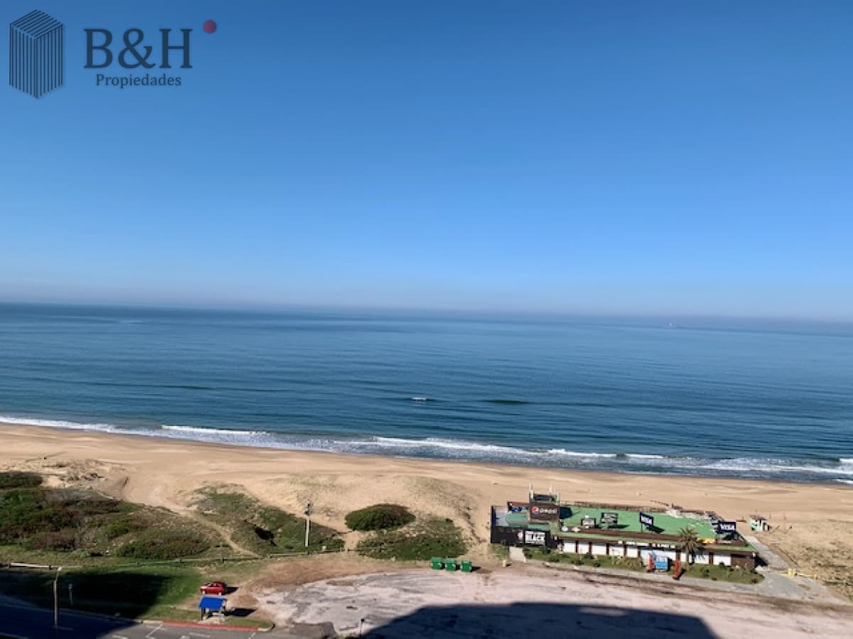 Venta y alquiler temporario de apartamento de tres dormitorios mas dependencia de servicio en Playa Brava