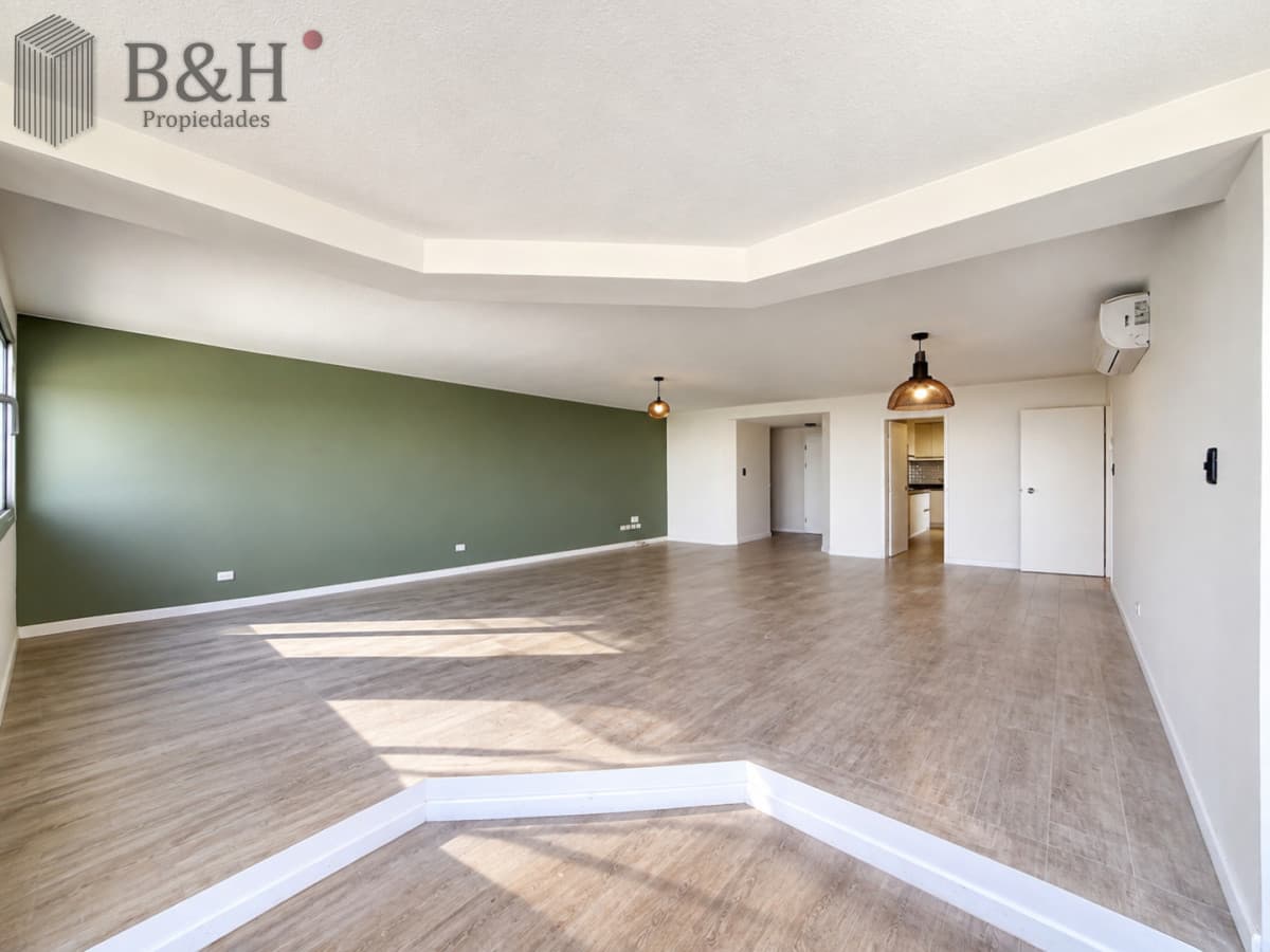 Venta y alquiler anual de amplio apartamento de tres dormitorios completamente reciclado sobre Roosevelt, Punta del Este