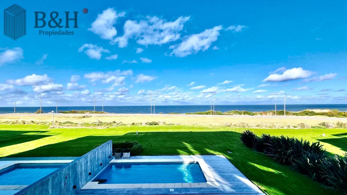 Venta y alquiler temporario de exclusivo departamento de cuatro dormitorios mas dependencia con piscina propia y parrillero, Tiburón Terraza, Brava