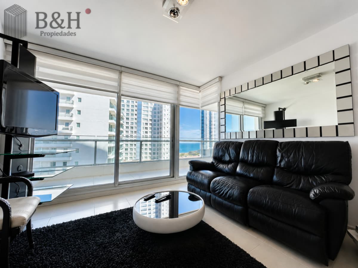 Venta y alquiler temporario de apartamento de dos dormitorios en playa Mansa, Punta del Este