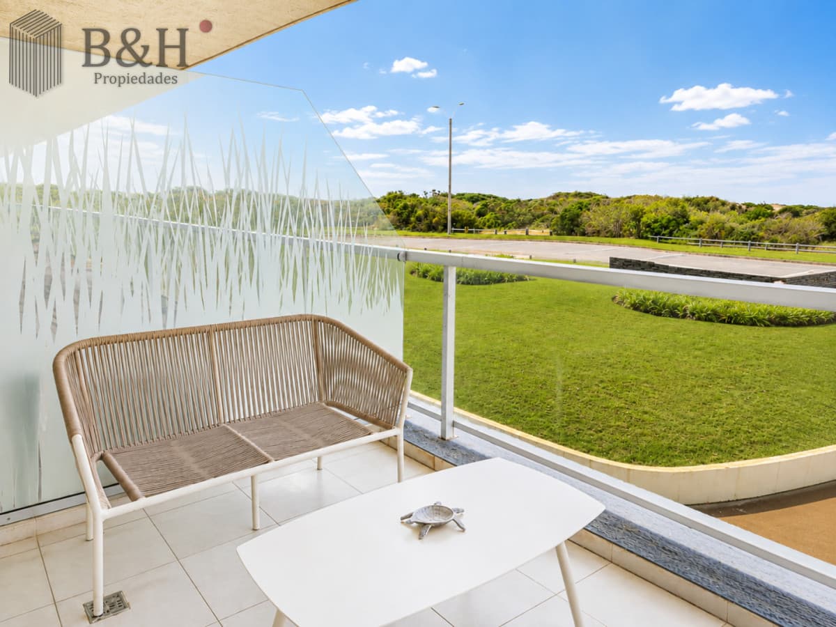 Apartamento de 3 Dormitorios en Primera Línea del Mar, Playa Brava Punta del Este