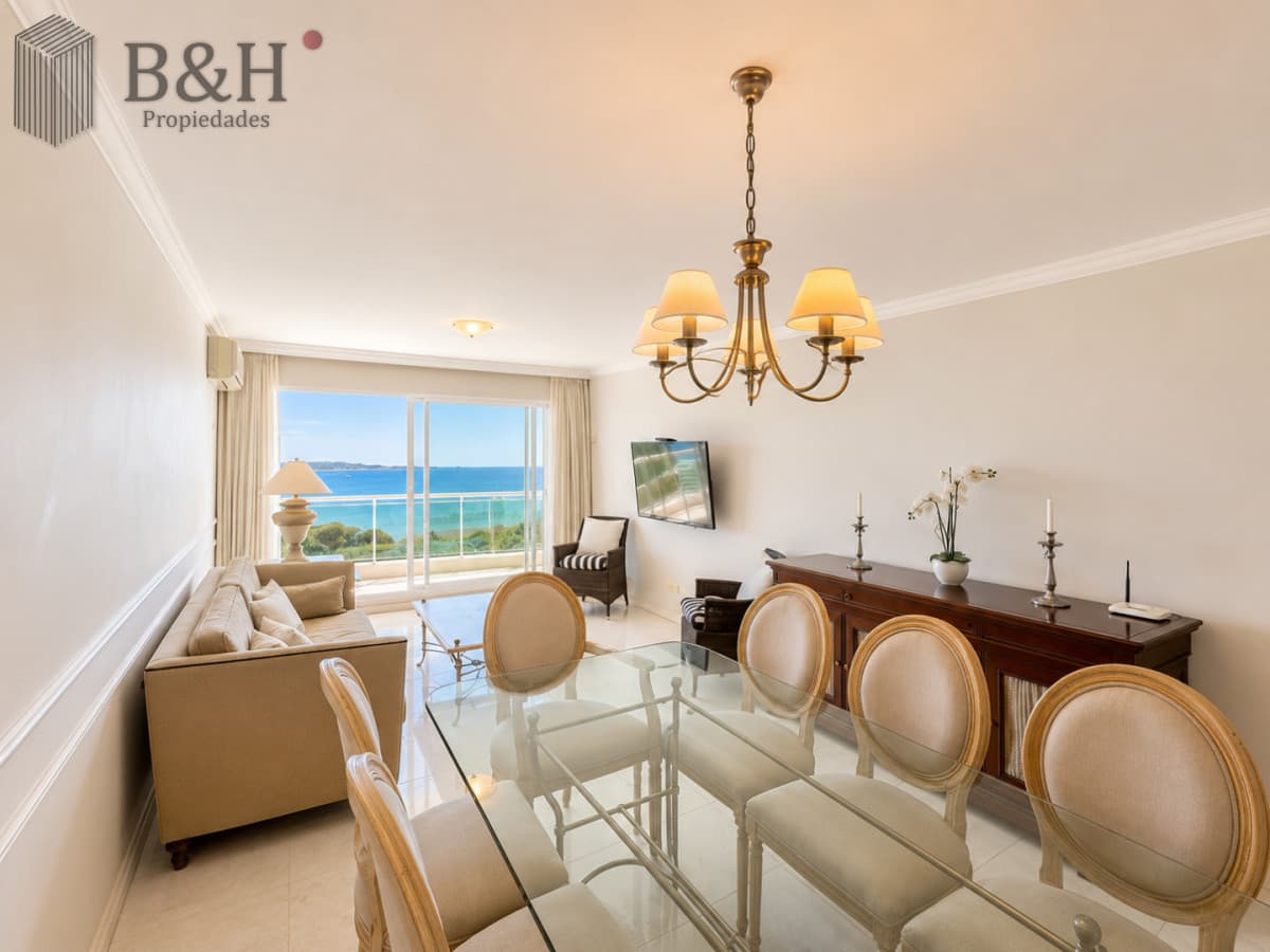 Apartamento de 3 Dormitorios sobre Playa Mansa, en Venta y Alquiler