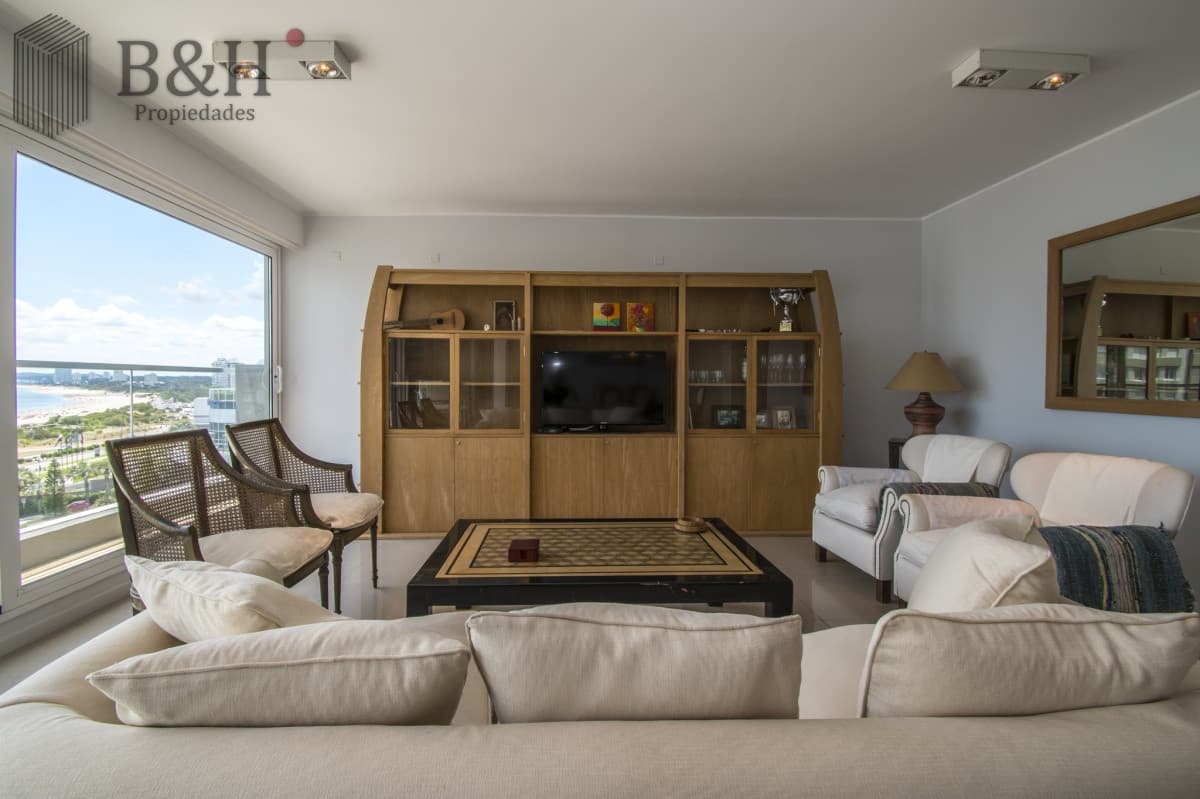 Excelente Apartamento de 2 Dormitorios y Dependencia de Servicio en Playa Mansa