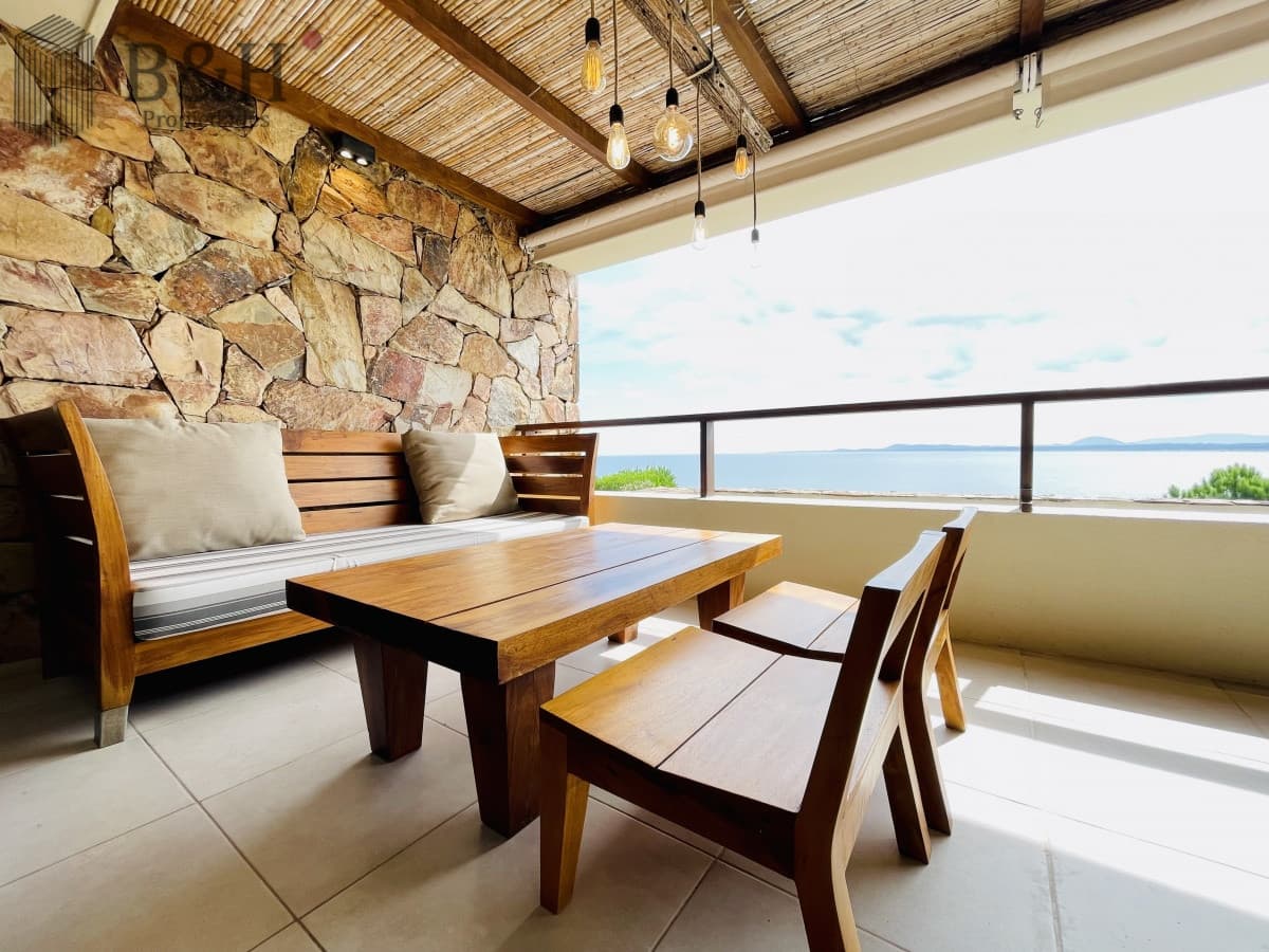 Venta y alquiler de apartamento de dos dormitorios con parrillero de uso exclusivo en Punta Ballena
