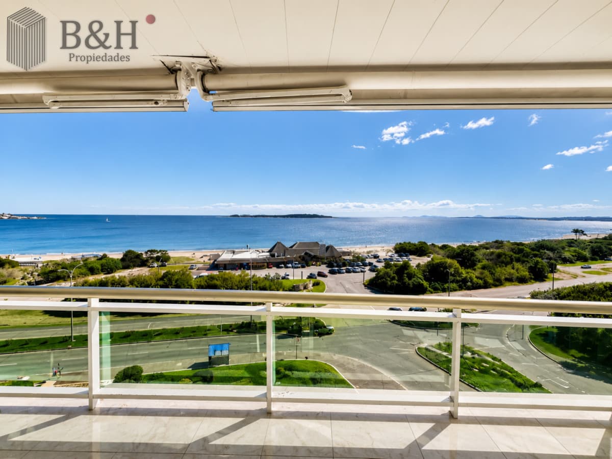 Apartamento de 3 Dormitorios sobre Playa Mansa, en Venta y Alquiler
