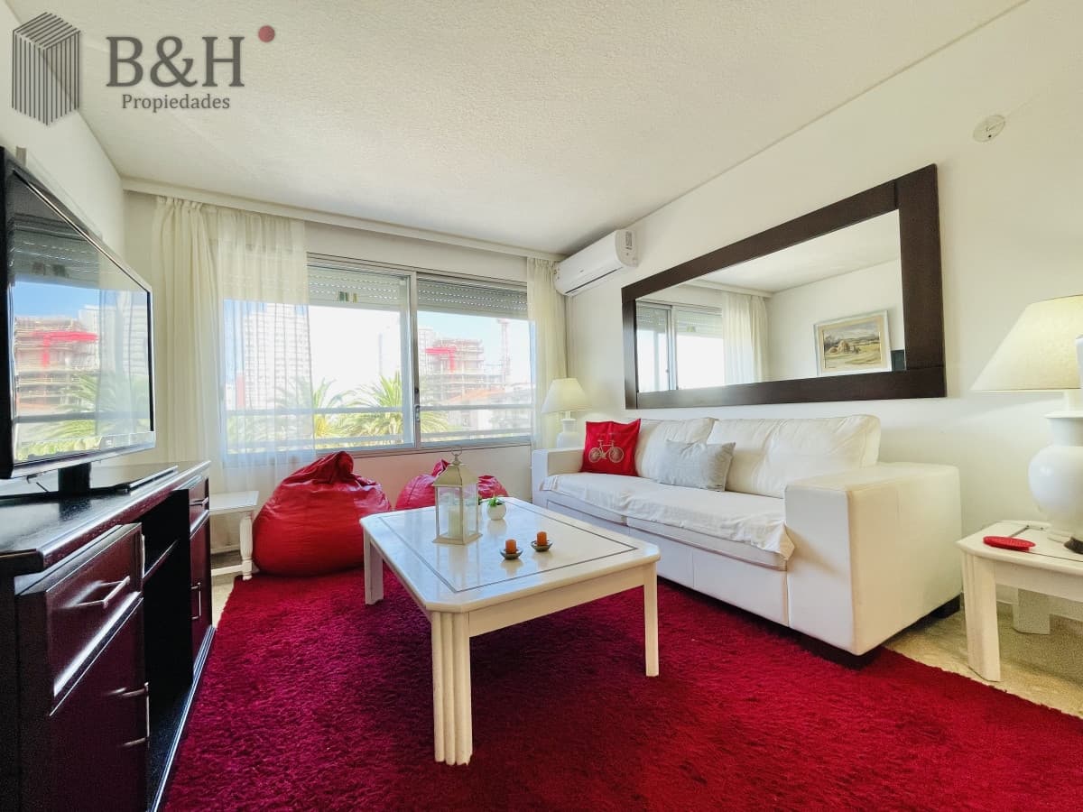 Alquiler Anual Apartamento de 1 Dormitorio y Medio en la Península, Punta del Este