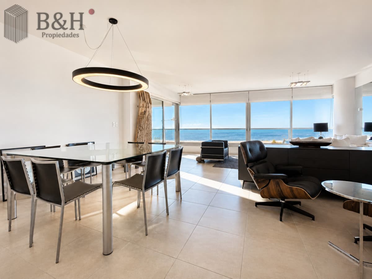 Venta y alquiler de departamento esquinero de tres dormitorios mas dependencia de servicio, Torre LE PARC, playa Brava. Punta del Este
