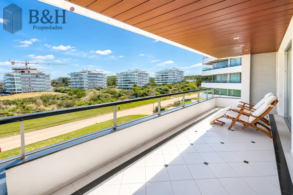 Exclusivo Apartamento Frente al Mar en Playa Brava, 3 Dormitorios y Dependencia