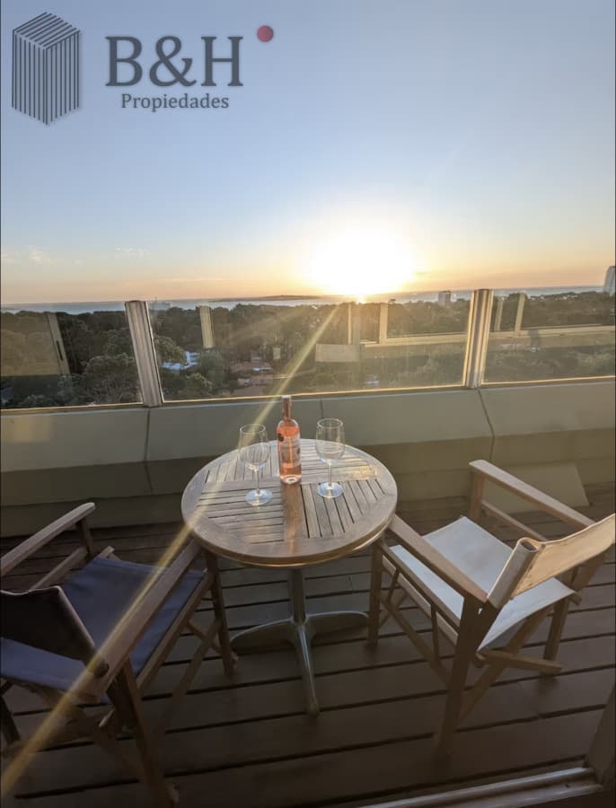 Penthouse con vista al mar en Punta del Este, 2 Dormitorios, en Alquiler Anual