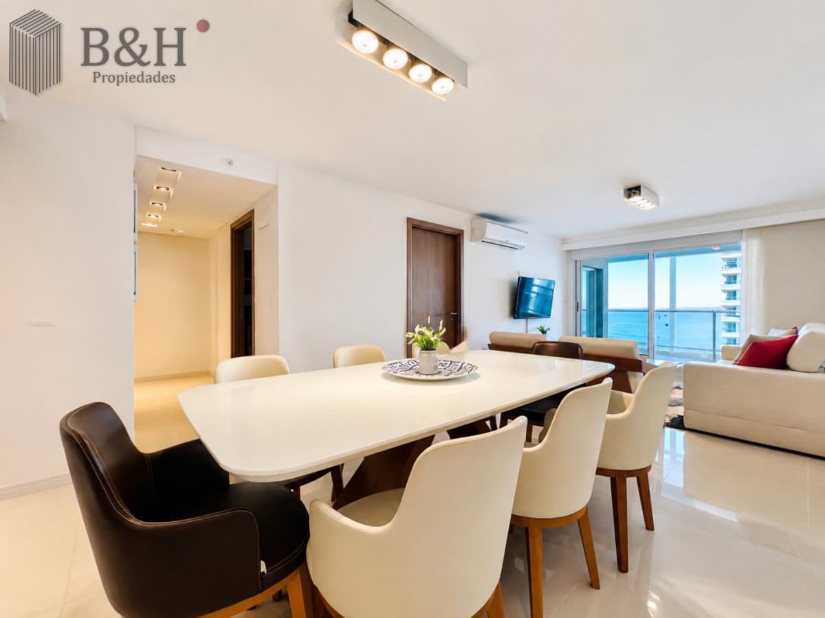 Apartamento de 3 Dormitorios y Dependencia, con Parrillero y Vista al Mar en Playa Brava, Punta del Este