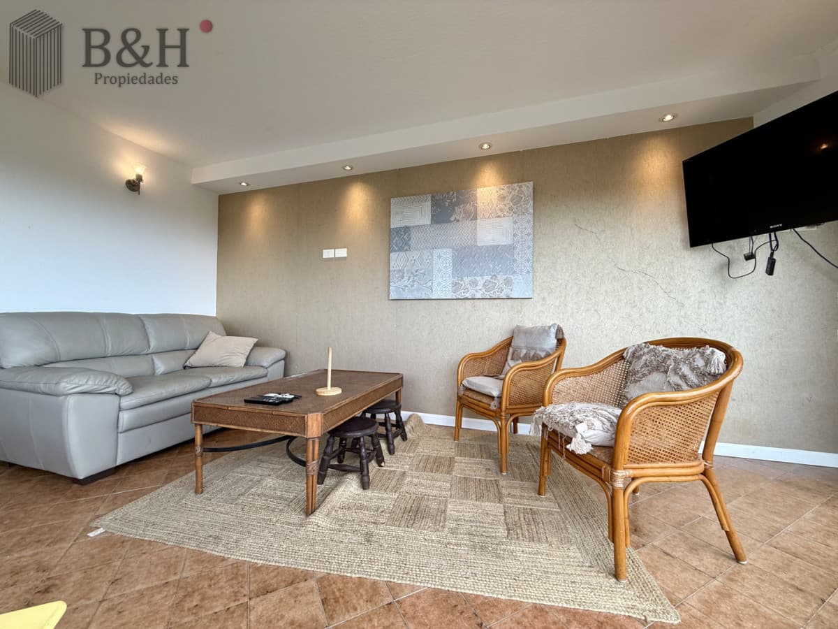 Penthouse con vista al mar en Punta del Este, 2 Dormitorios, en Alquiler Anual
