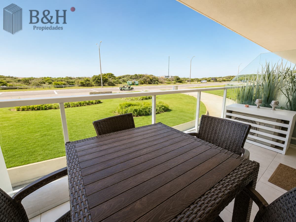 Apartamento de 3 Dormitorios en Primera Línea del Mar, Playa Brava Punta del Este