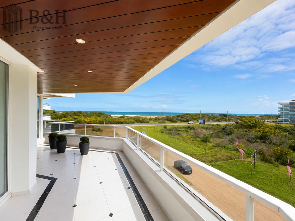 Exclusivo Apartamento Frente al Mar en Playa Brava, 4 Dormitorios