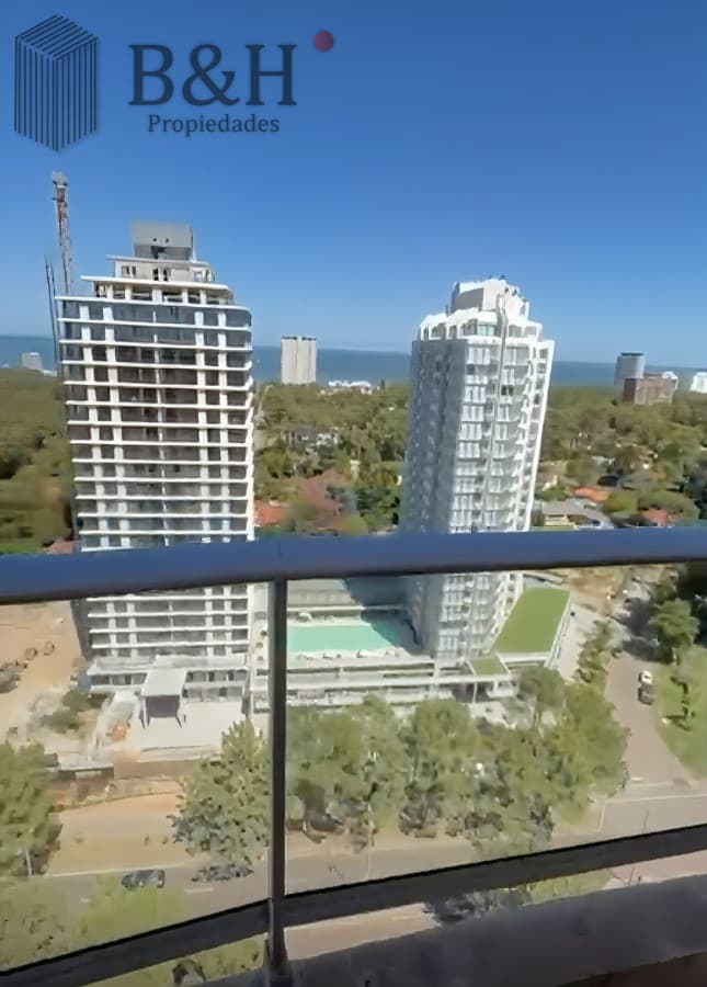 Apartamento moderno de 2 Dormitorios en Alquiler Anual sobre Roosevelt Punta del Este