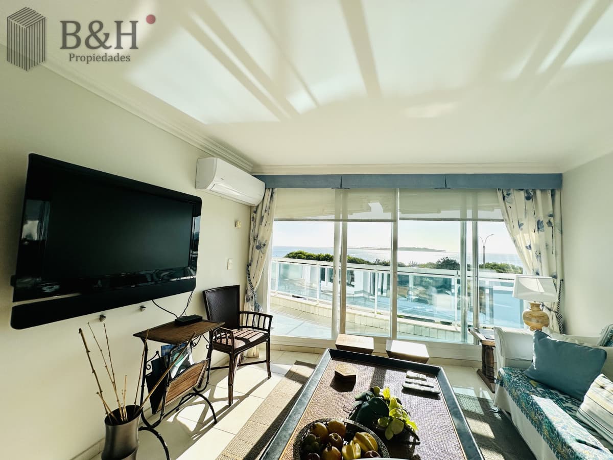 Alquiler temporario de Apartamento de 2 suites sobre Playa Mansa, Primera Línea