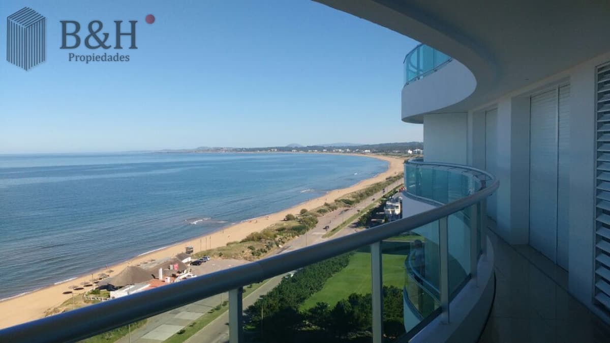 Alquiler temporario de apartamento en torre Premiun sobre playa Mansa de tres dormitorios