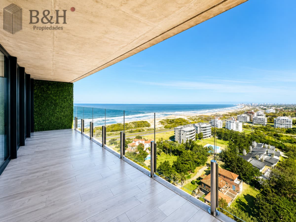 Venta de Apartamento de 1 Dormitorio en suite piso alto de Torre Surfside Village, Punta del Este