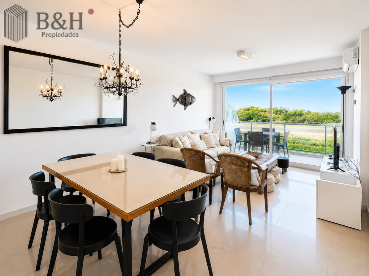 Apartamento de 3 Dormitorios en Primera Línea del Mar, Playa Brava Punta del Este