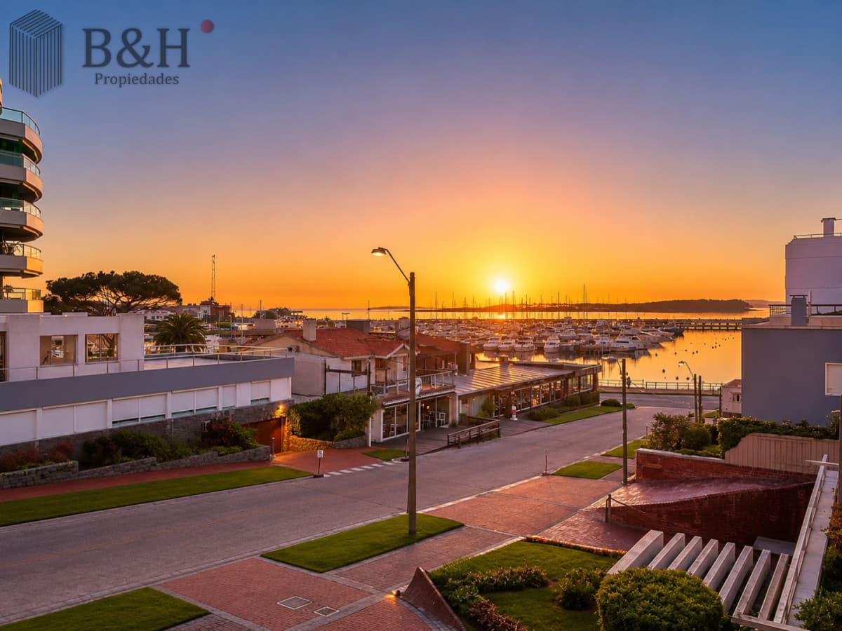 Espectacular Apartamento de 3 Dormitorios en Península de Punta del Este. En Venta y Alquiler Anual
