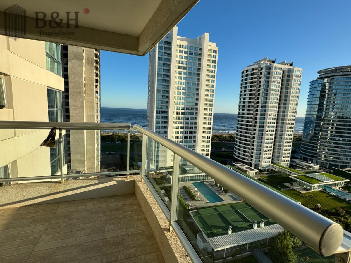 Apartamento de 2 Dormitorios + Dependencia y parrillero propio en Playa Brava