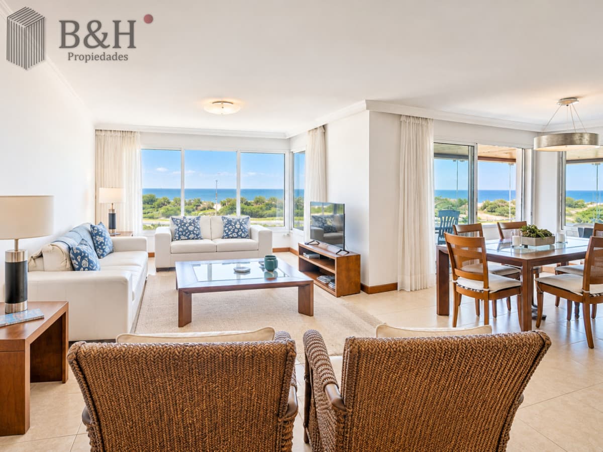 Apartamento de 4 Dormitorios frente al mar, con Parrillero y Vista.  Playa Brava, Punta del Este