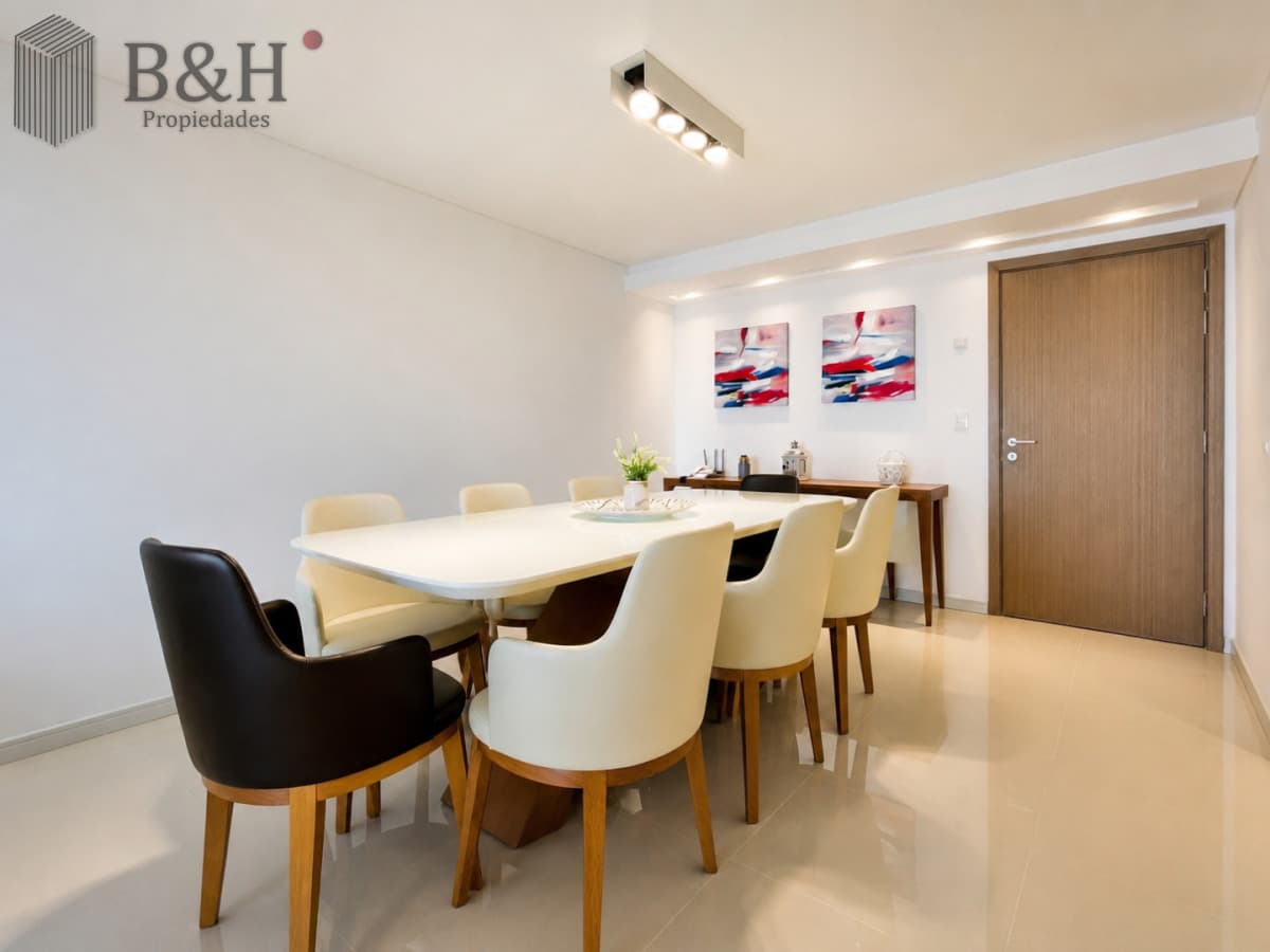 Apartamento de 3 Dormitorios y Dependencia, con Parrillero y Vista al Mar en Playa Brava, Punta del Este