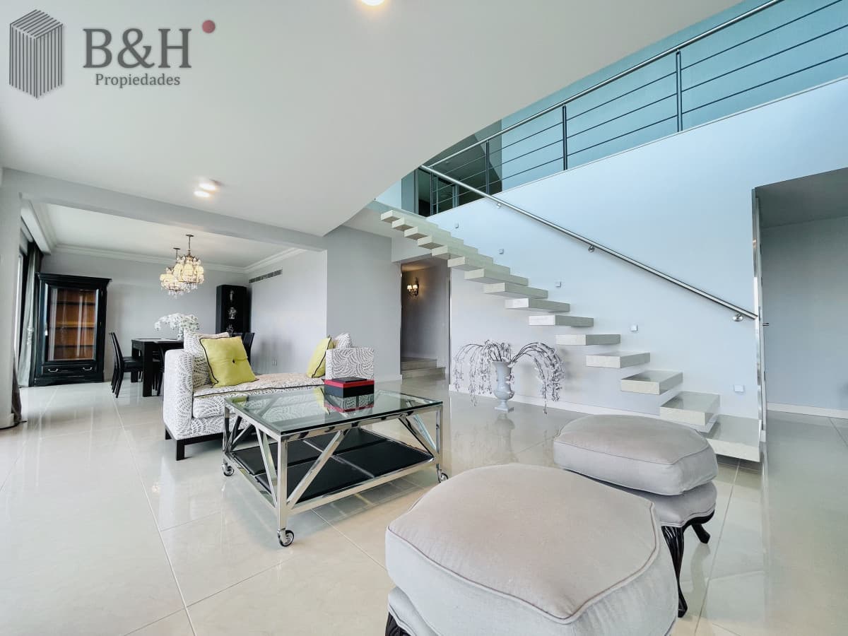 Lujoso Penthouse de 4 Dormitorios con Vista al Mar sobre Playa Mansa, Punta del Este