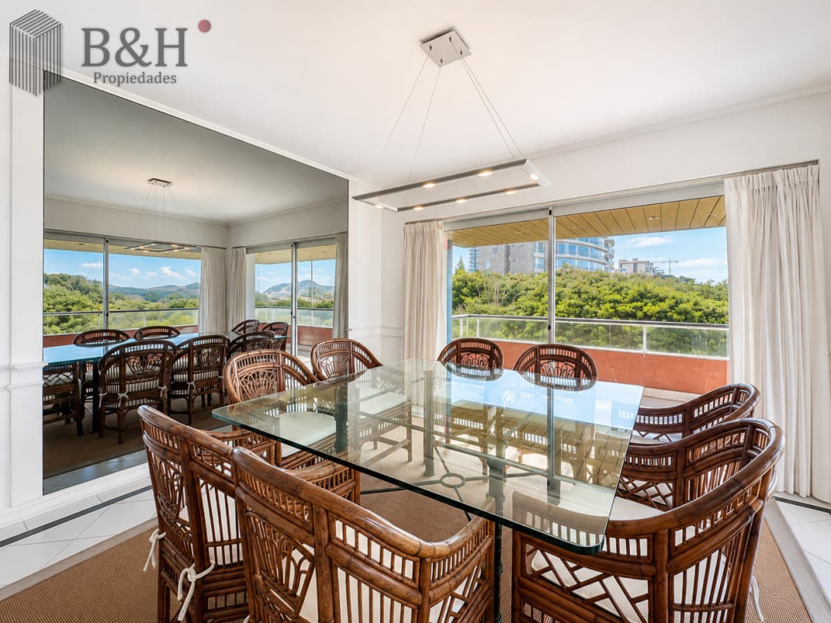 Apartamento en Alquiler, 3 Dormitorios, Primera Línea Playa Brava, Punta del Este