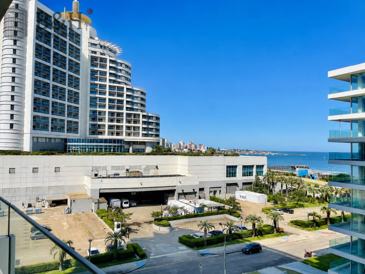 Venta y alquiler temporario de apartamento de dos dormitorios en playa Mansa, Punta del Este