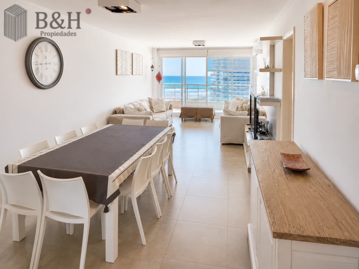 Apartamento de 3 Dormitorios con Vista al Mar, en Playa Brava Punta del Este