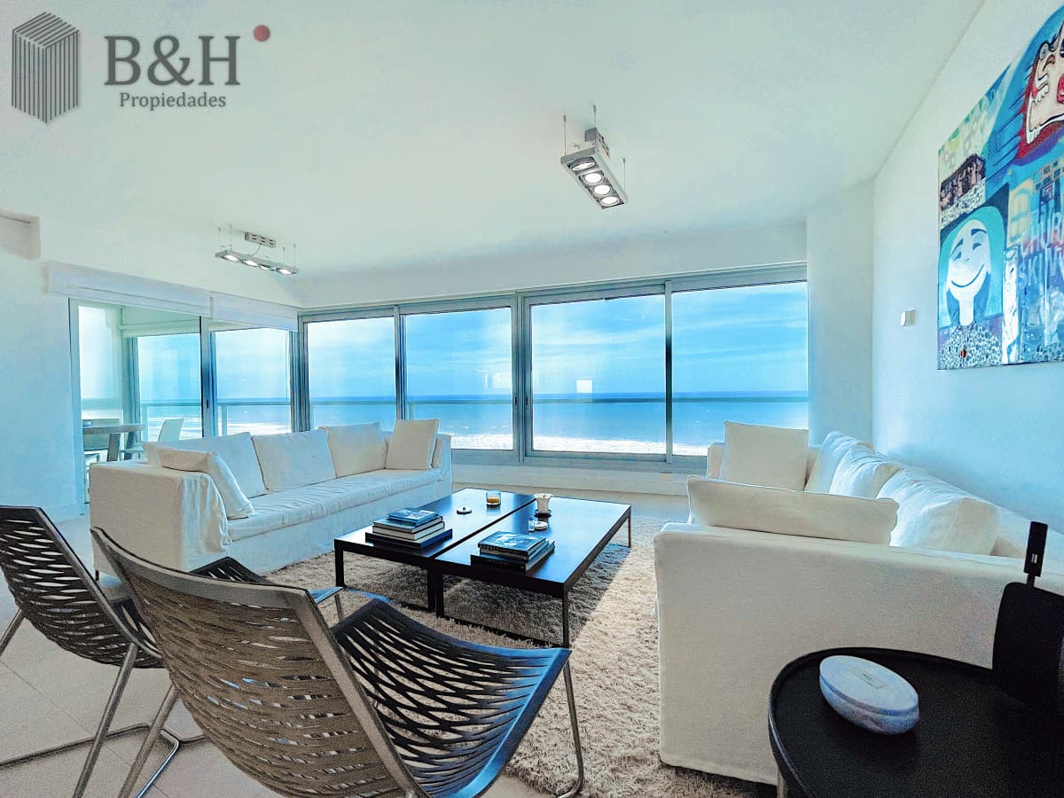 Venta y alquiler temporario de apartamento de tres dormitorios mas dependencia de servicio en Playa Brava