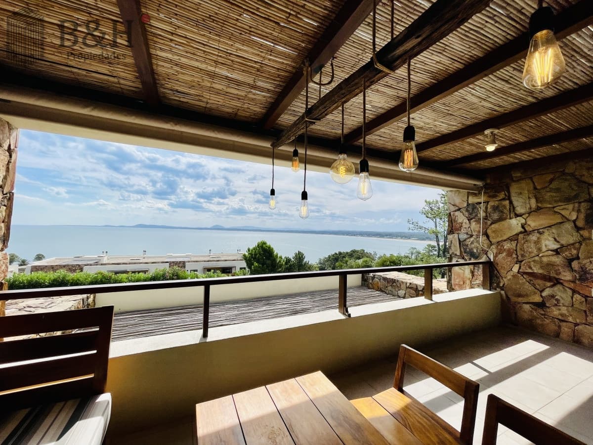Venta y alquiler de apartamento de dos dormitorios con parrillero de uso exclusivo en Punta Ballena