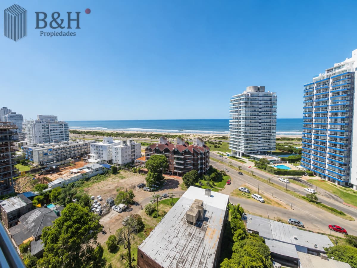 Apartamento de 3 Dormitorios con Vista al Mar, en Playa Brava Punta del Este
