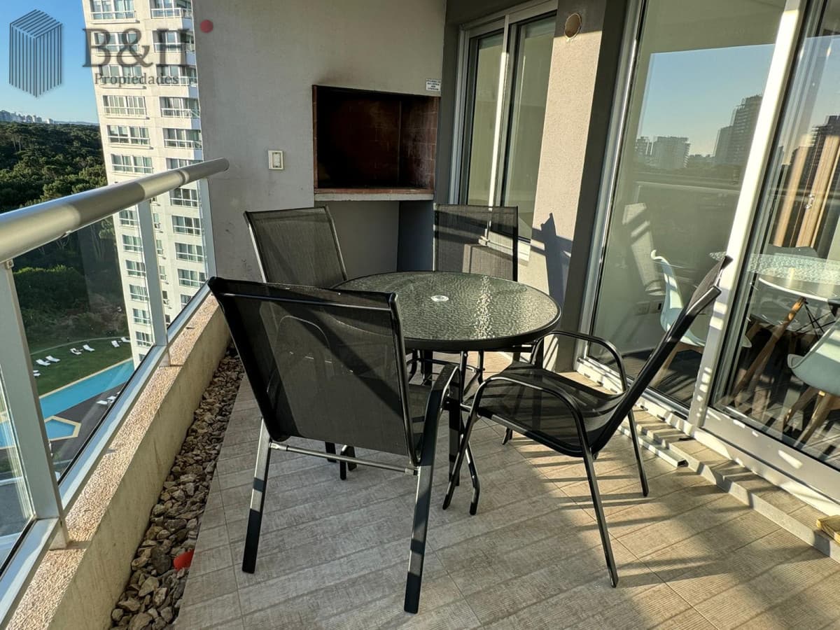 Apartamento de 2 Dormitorios + Dependencia y parrillero propio en Playa Brava