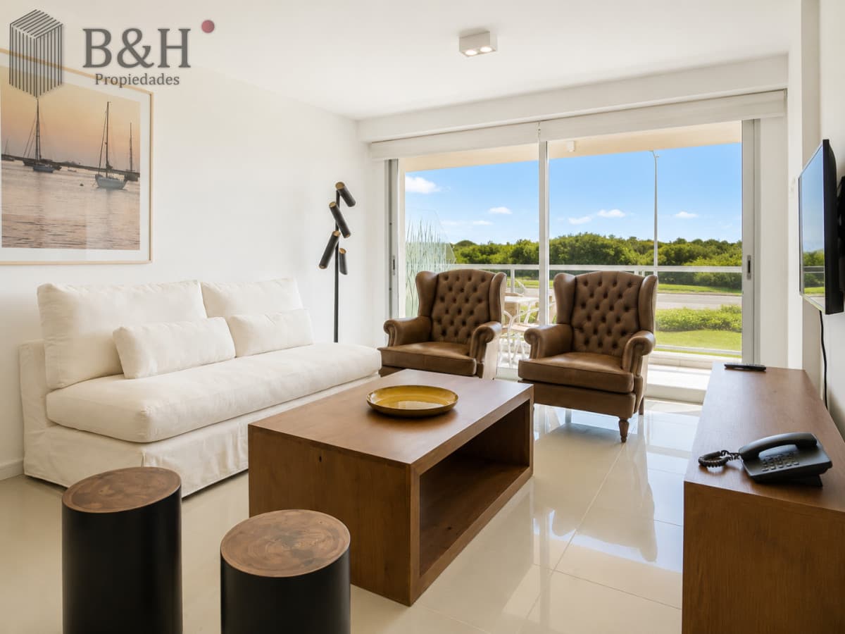 Apartamento de 3 Dormitorios en Venta Primera Línea del Mar, Playa Brava Punta del Este