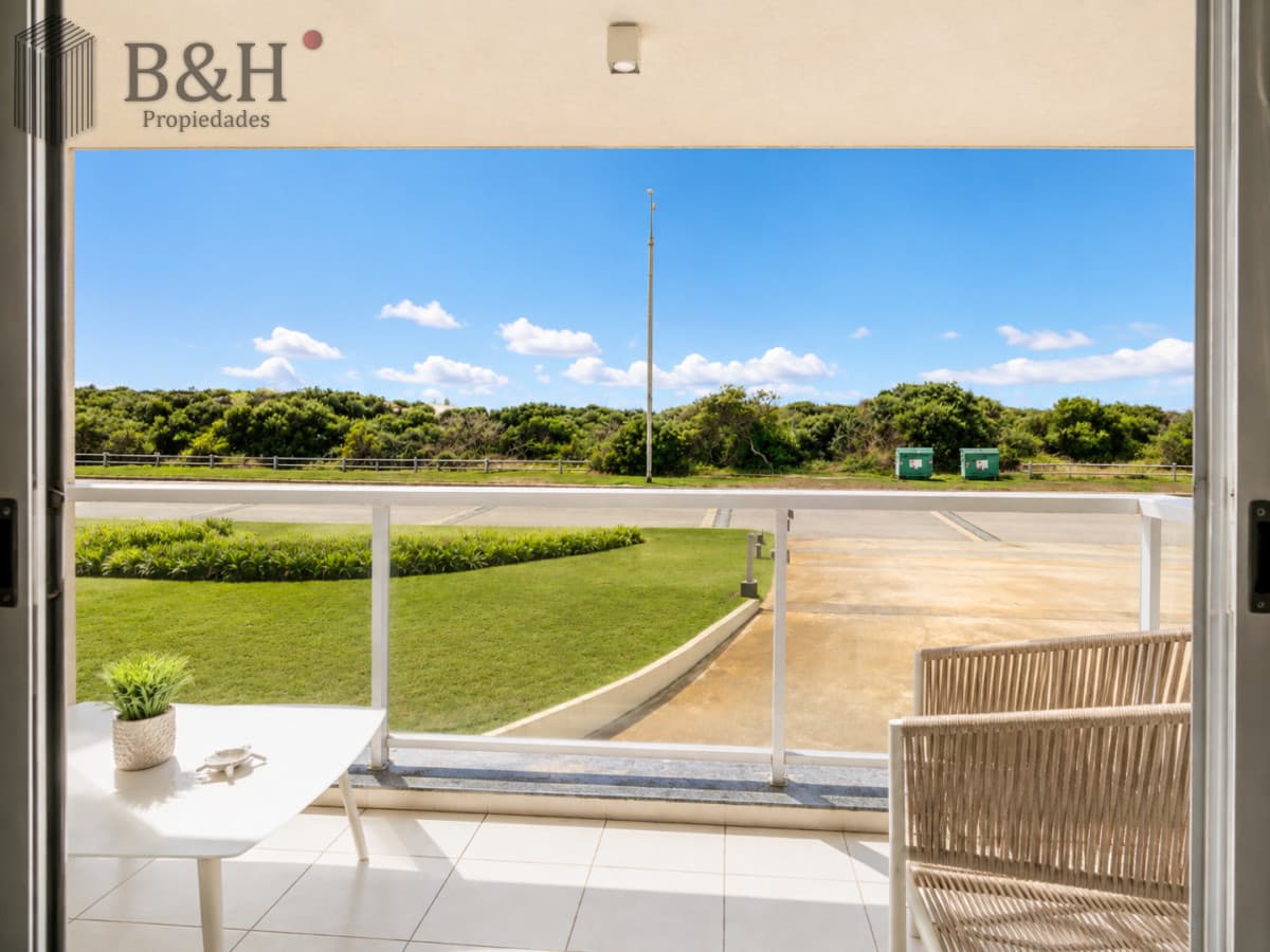 Apartamento de 3 Dormitorios en Primera Línea del Mar, Playa Brava Punta del Este