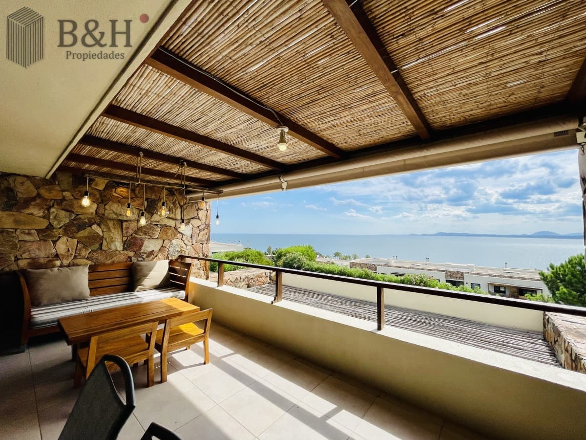 Venta y alquiler de apartamento de dos dormitorios con parrillero de uso exclusivo en Punta Ballena