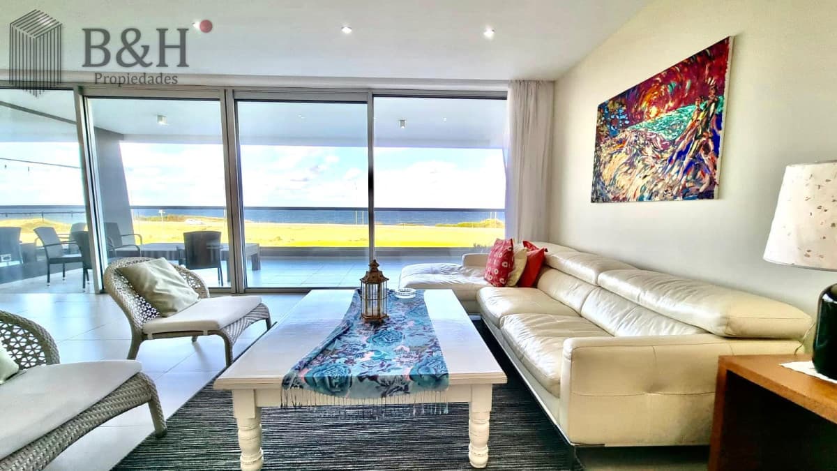 Venta y alquiler temporario de exclusivo departamento de cuatro dormitorios mas dependencia con piscina propia y parrillero, Tiburón Terraza, Brava