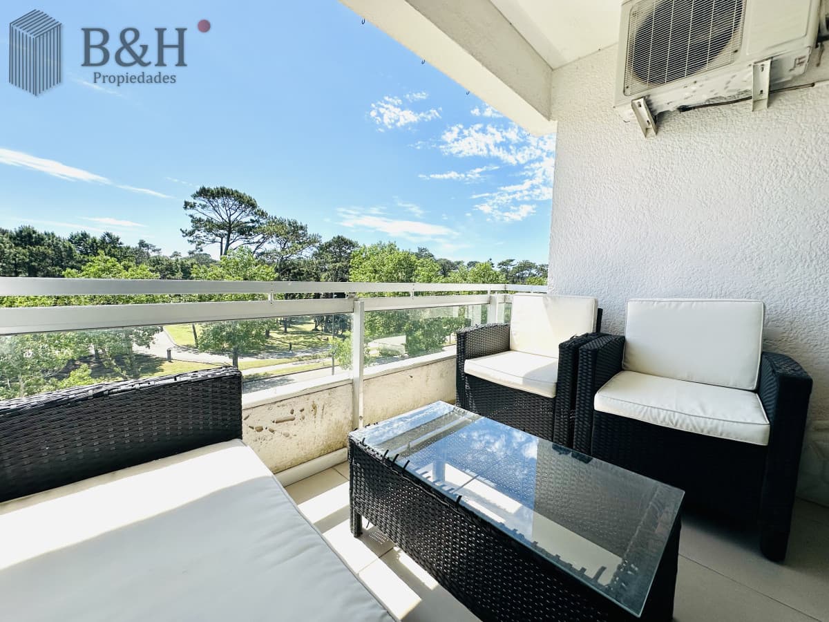 Apartamento en alquiler de 2 dormitorios con 2 baños sobre Roosevelt, Punta del Este