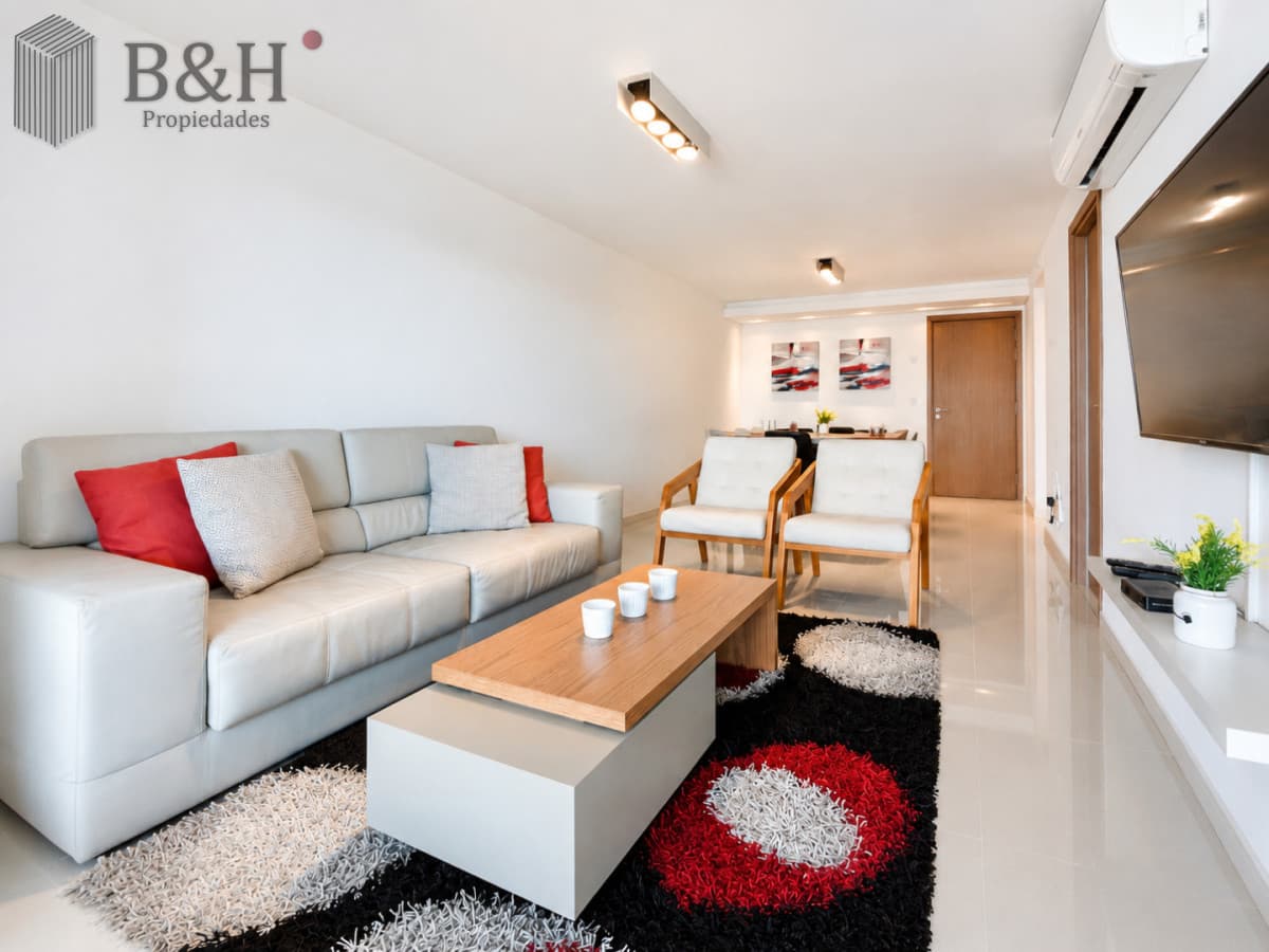 Apartamento de 3 Dormitorios y Dependencia, con Parrillero y Vista al Mar en Playa Brava, Punta del Este