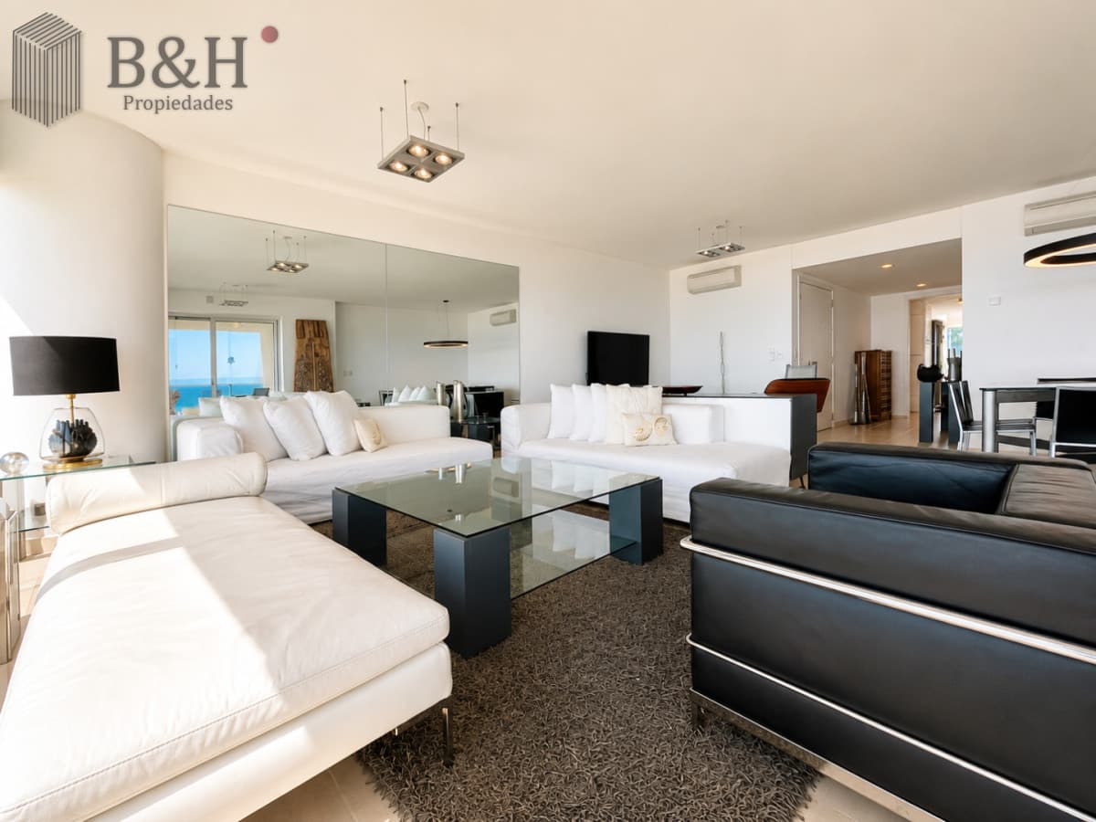 Venta y alquiler de departamento esquinero de tres dormitorios mas dependencia de servicio, Torre LE PARC, playa Brava. Punta del Este