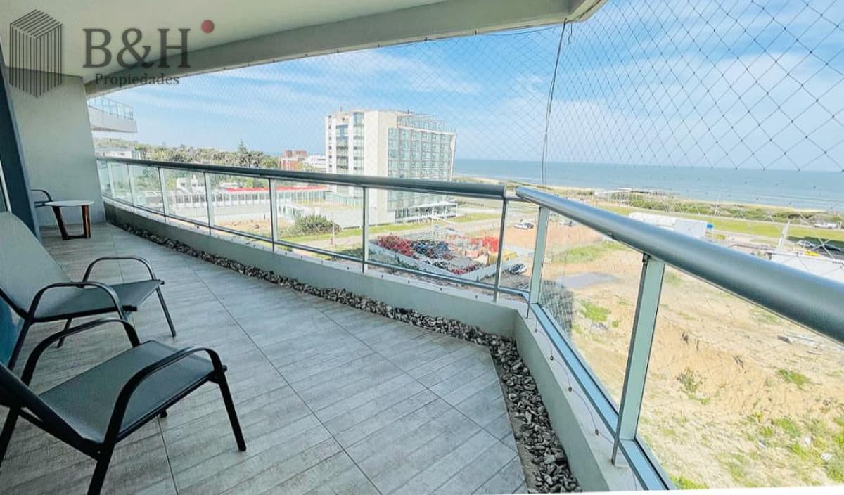 Apartamento de 3 Dormitorios con Parrillero en playa Brava, Punta del Este