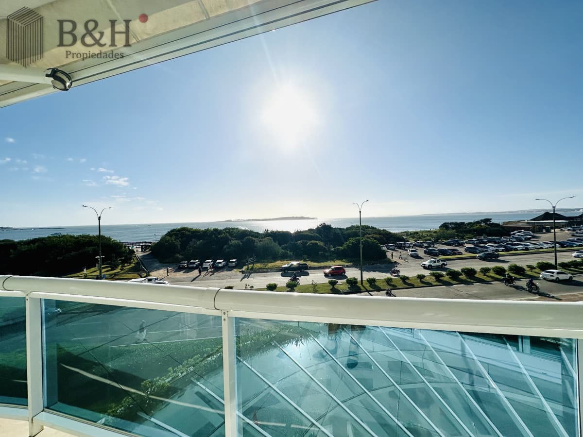 Alquiler temporario de Apartamento de 2 suites sobre Playa Mansa, Primera Línea
