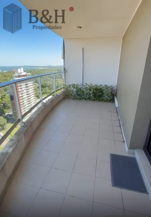 Apartamento moderno de 2 Dormitorios en Alquiler Anual sobre Roosevelt Punta del Este