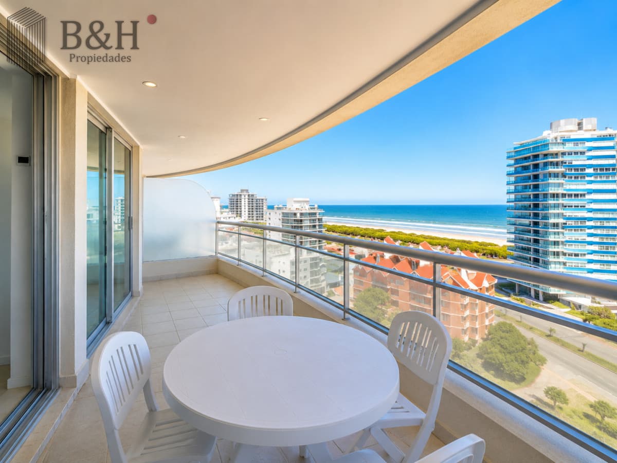 Apartamento de 3 Dormitorios con Vista al Mar, en Playa Brava Punta del Este