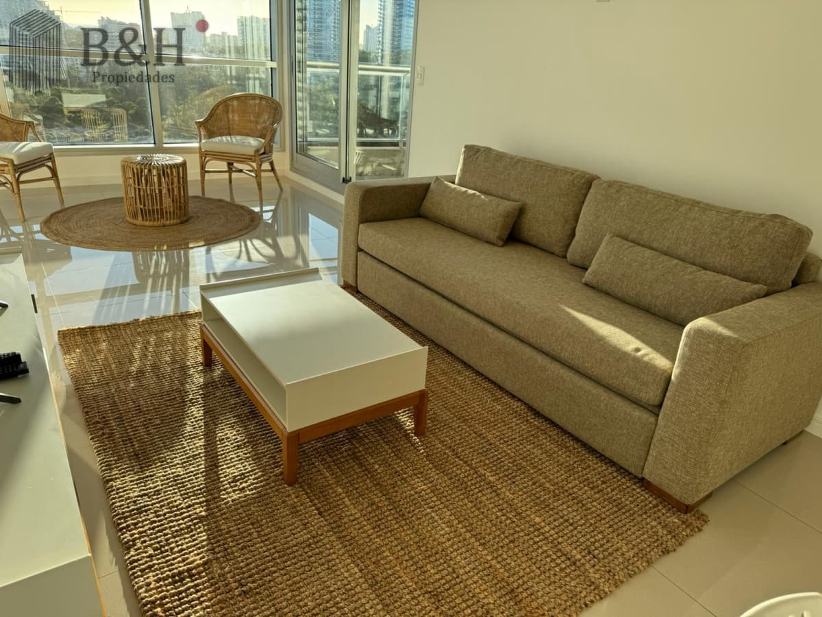 Apartamento de 2 Dormitorios + Dependencia y parrillero propio en Playa Brava